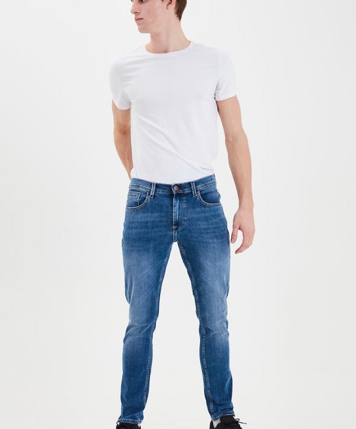 ljusa jeans fram på modell