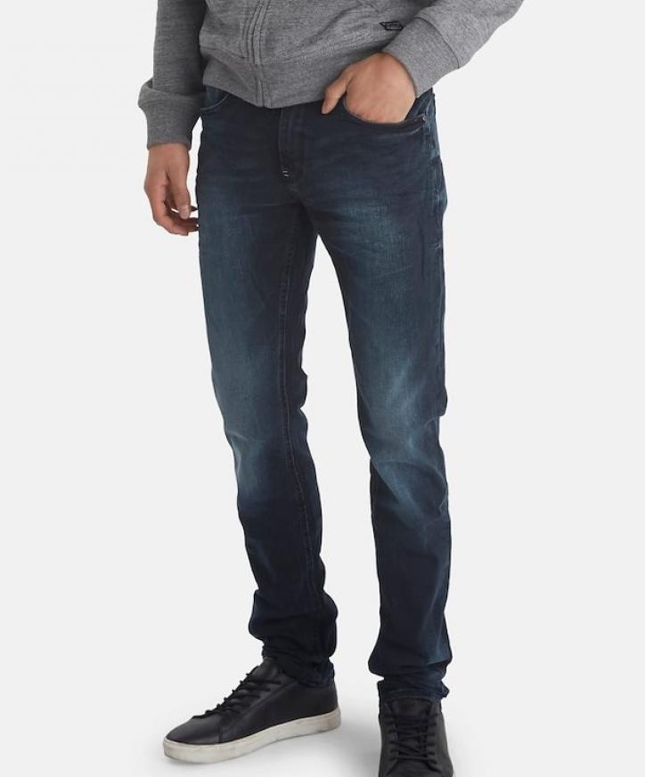 Middle blue jeans fram