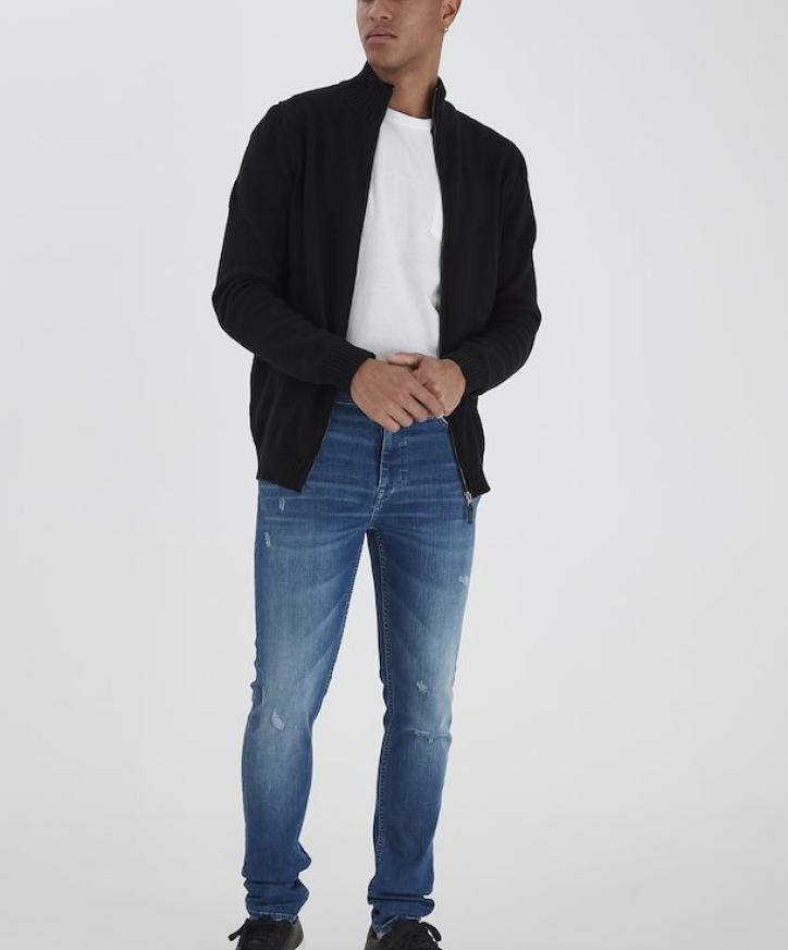 Svart cardigan med dragkedjan öppen på modell