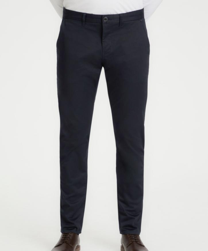 Mörkblå chino på modell 94,95€