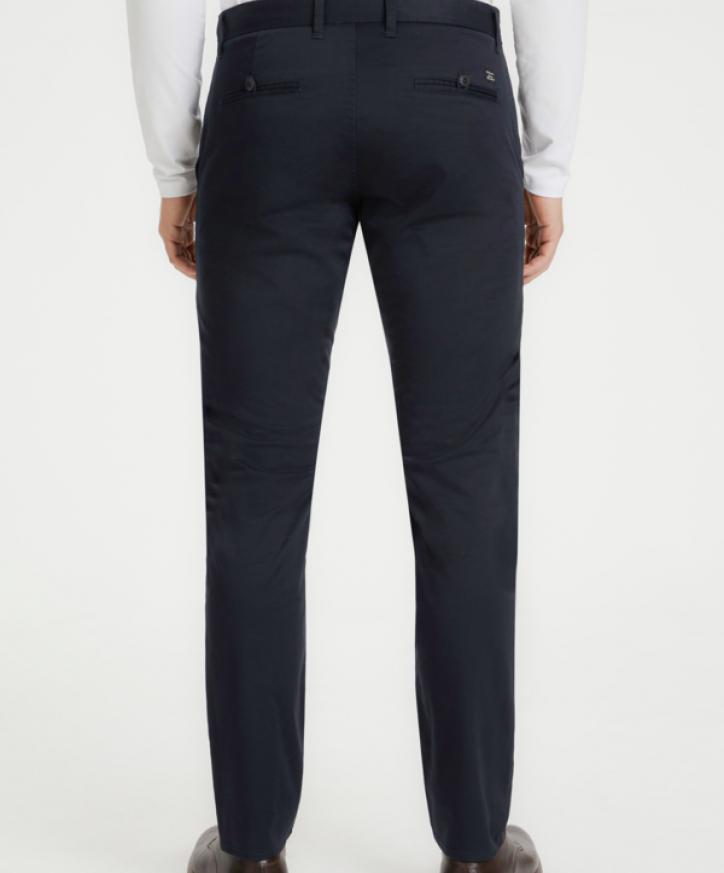 Mörkblå chino på modell baksida 94,95€