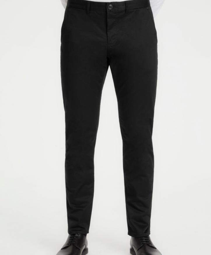 Svart chino på modell 94,95€