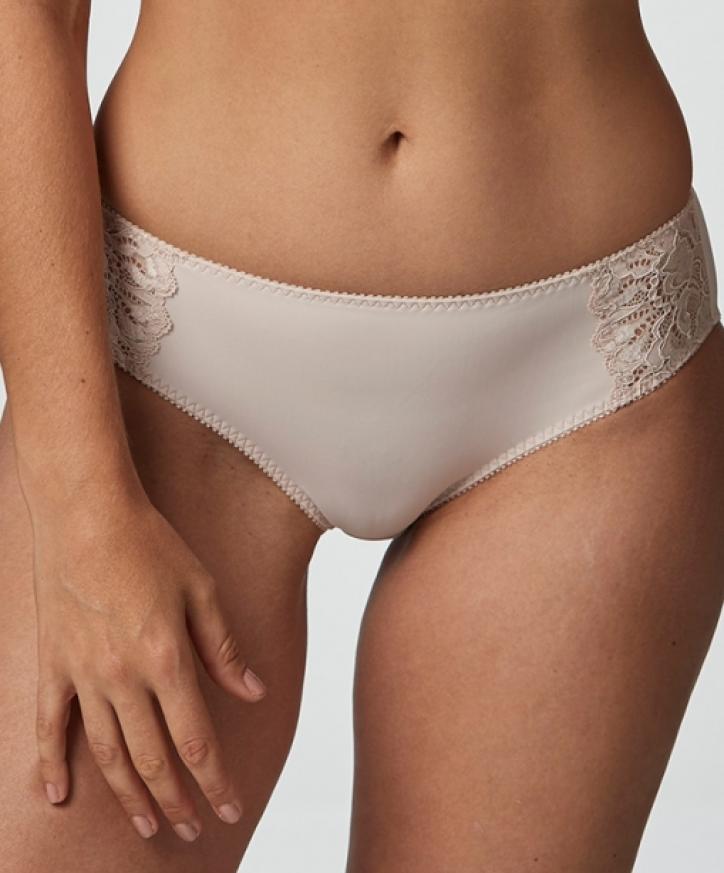 Puder färgad trosa på modell.