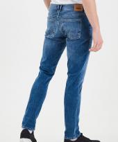 Ljusa jeans bak på modell
