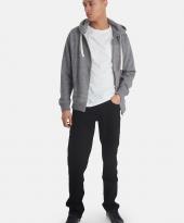 Svarta raka jeans på modell