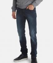 Middle blue jeans fram