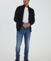 Svart cardigan med dragkedjan öppen på modell