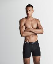 Svart boxer på modell
