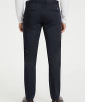 Mörkblå chino på modell baksida 94,95€