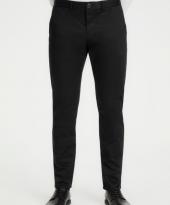 Svart chino på modell 94,95€