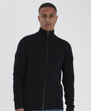 Svart cardigan med dragkedja fast på modell 