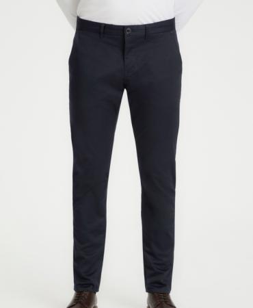 Mörkblå chino på modell 94,95€